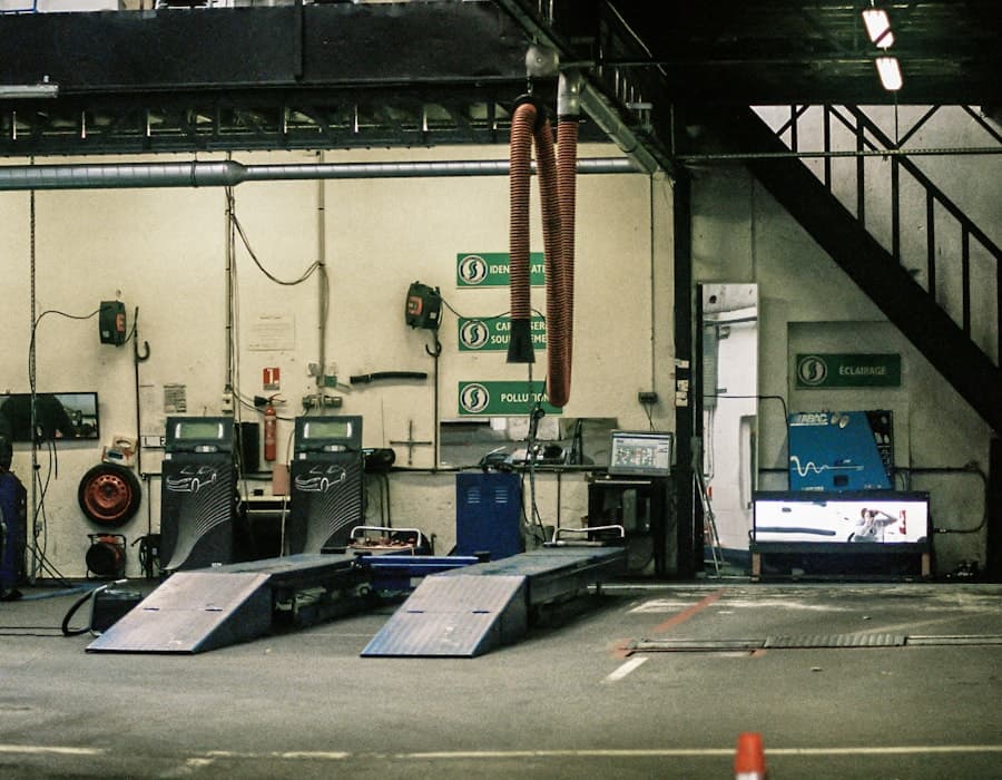 Aire de contrôle de l’atelier Mécanov, rampes de levage et bancs de mesure