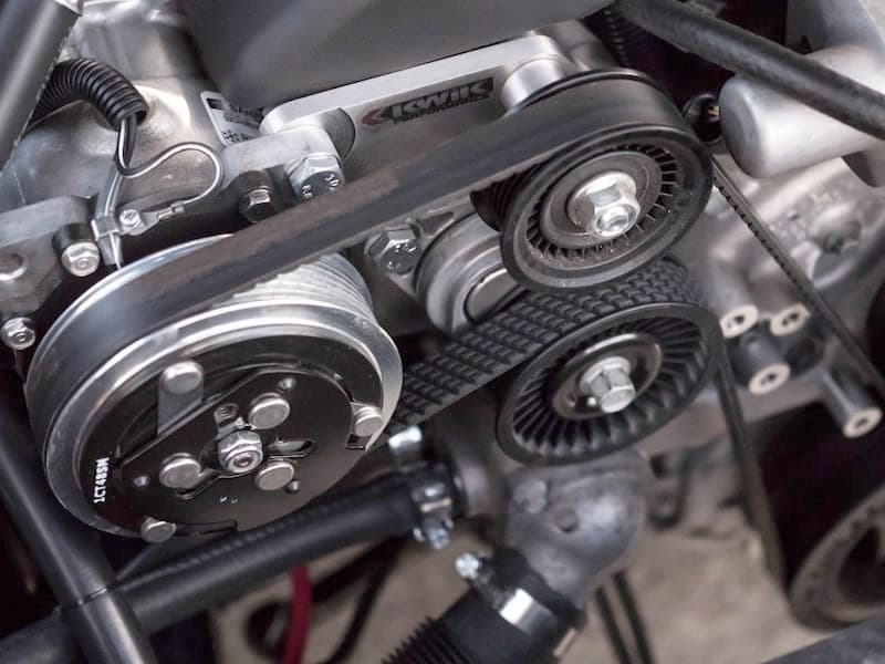 Kit de distribution neuf, courroie et galets, prêt à être monté sur un moteur diesel